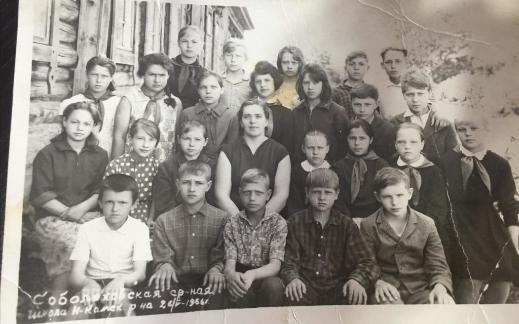 Ученики средней школы в Соболеково. 1966 год. Фото взято с группы в одноклассниках "Соболековцы". 